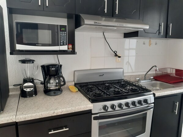 Coffee/tea maker, cookware/dishes/utensils
