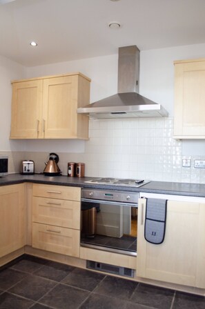 Apartment, 2 Bedrooms | Private kitchen | Fridge, microwave, oven, stovetop - Henry Street - Apt 22 (Liverpool)
