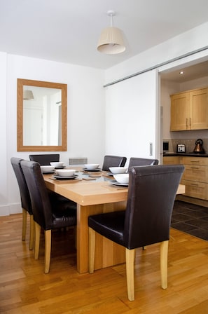 Apartment, 2 Bedrooms | In-room dining