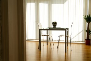 Apartment, 2 Schlafzimmer | Essbereich im Zimmer