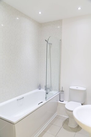 Bathroom - Henry Street - Apt 46 (Liverpool)