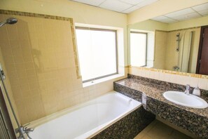 Apartment, 2 Bedrooms, Balcony, City View | Bathroom