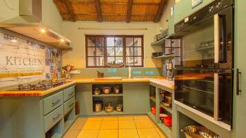 House, 6 Bedrooms, Smoking, Private Pool | Private kitchen | Microwave, dishwasher, electric kettle, cookware/dishes/utensils