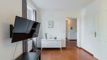 Elisabeth Basement | Laptop workspace, iron/ironing board, free WiFi, bed sheets