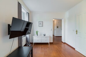 Elisabeth Basement | مساحة عمل للكمبيوتر المحمول ومكواة/لوح كي وواي فاي مجانًا وملاءات أسرّة