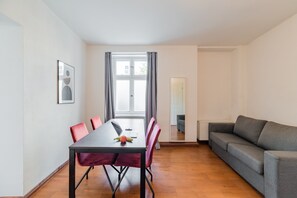Elisabeth Basement | Living area | LED TV - Suite & Apart (Berlin)