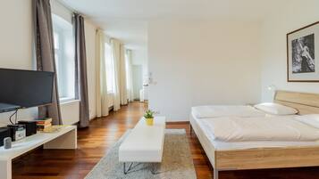 Elisabeth Living | Laptop workspace, iron/ironing board, free WiFi, bed sheets