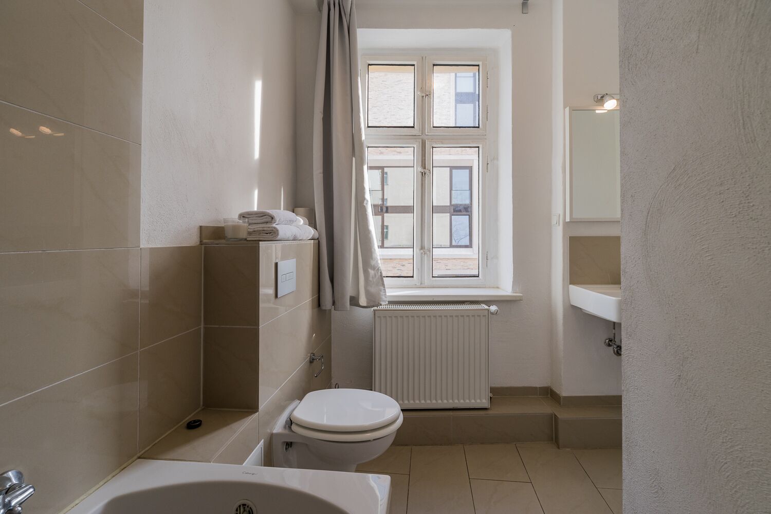 Elisabeth Comfort | Bathroom | Shower, hair dryer, towels, soap