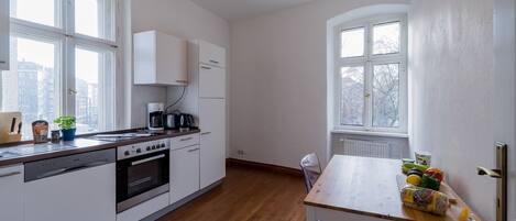 Elisabeth Comfort | Privékeuken | Een koelkast/vriezer, een magnetron, een oven, een kookplaat