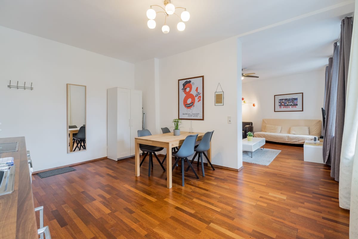 Elisabeth Living | 1 Schlafzimmer, laptopgeeigneter Arbeitsplatz, Bügeleisen/Bügelbrett