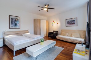 Elisabeth Living | Laptop workspace, iron/ironing board, free WiFi, bed sheets - Suite & Apart (Berlin)