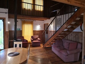 Zimmer, 4 Schlafzimmer, Raucher, eigener Pool | Innenbereich