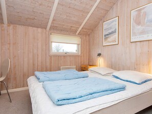 4 bedrooms, individually furnished - 8 Person Holiday Home in Ronde (Ronde)