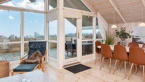House | Dining - 8 Person Holiday Home in Ronde (Ronde)