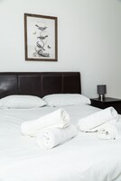 2 habitaciones, escritorio y tabla de planchar con plancha
