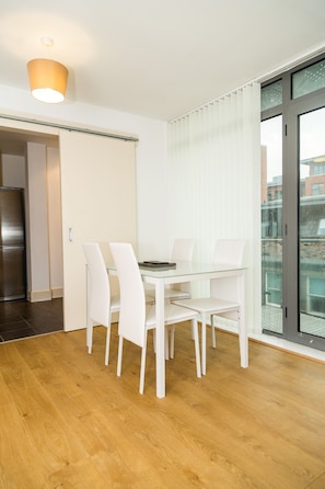 Apartament, 2 dormitoris | Zona de menjador de l'habitació