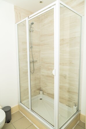 Appartement, 2 slaapkamers | Badkamer | Een bad/douchecombinatie, een haardroger, handdoeken, zeep
