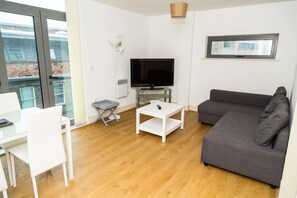 Appartement, 2 slaapkamers | Woonruimte | Een 46-inch flatscreentelevisie met digitale zenders en een televisie