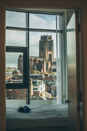 Vista des d'una finestra d'hotel sobre una catedral històrica i edificis pròxims.