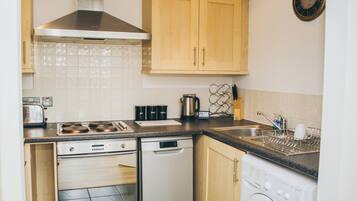 Apartment, 2 Bedrooms | Private kitchen | Fridge, microwave, oven, stovetop