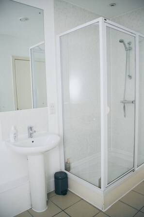Apartment, 2 Bedrooms | Bathroom | Combined shower/tub, rainfall showerhead, free toiletries, hair dryer - Kent Street - Apt 15 (Liverpool)