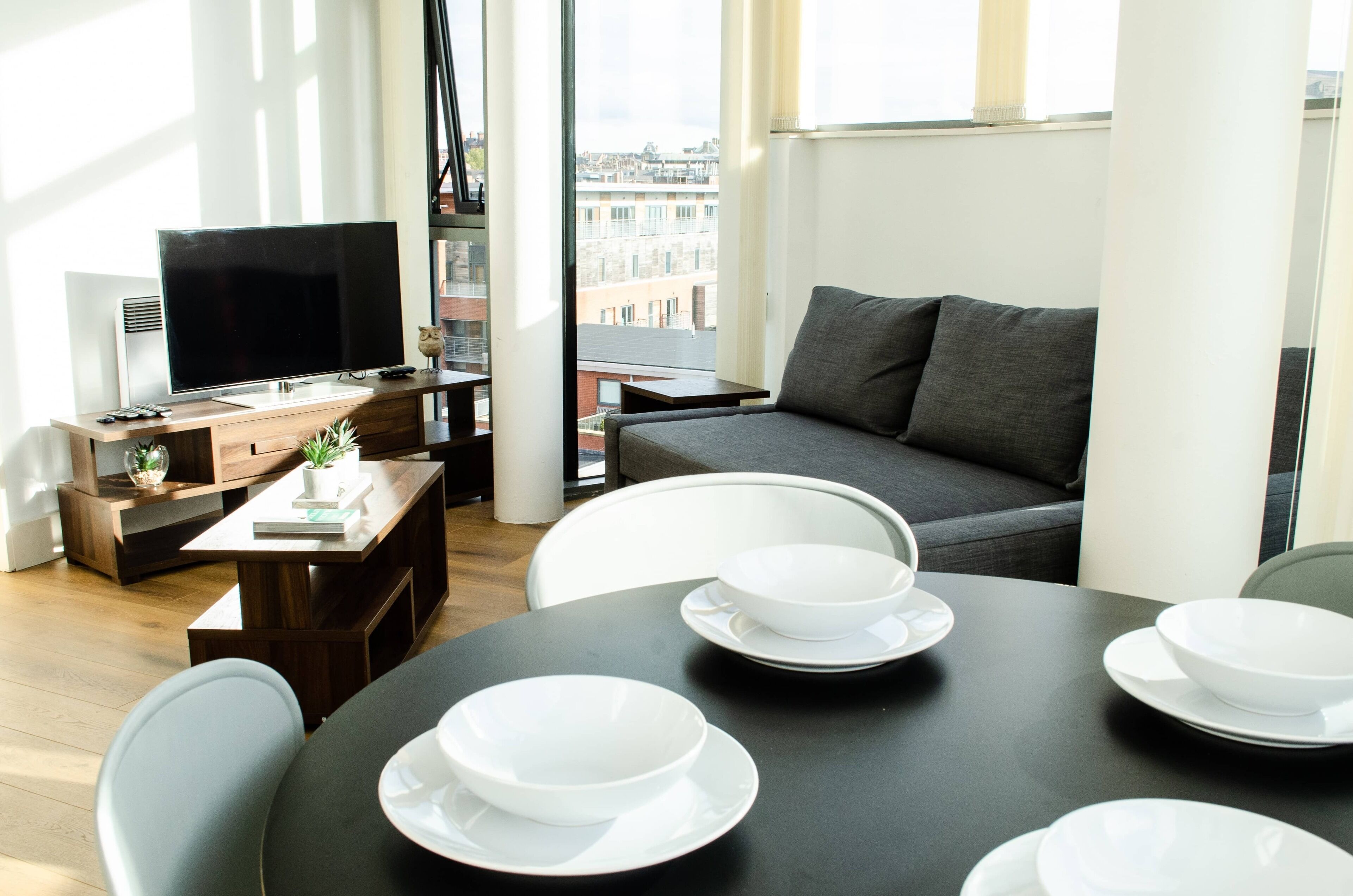 Appartement, 2 slaapkamers | Woonkamer | Een 46-inch flatscreentelevisie met digitale zenders en televisie