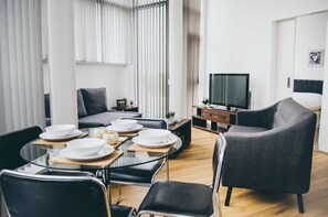 Apartment | Living area | 46-inch flat-screen TV with digital channels, TV, Netflix - Kent Street - Apt 17 (Liverpool)