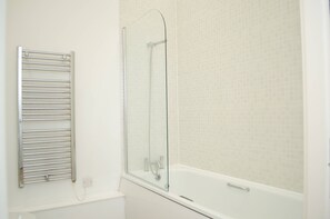 Apartment | Bathroom | Combined shower/tub, rainfall showerhead, free toiletries, hair dryer - Kent Street - Apt 17 (Liverpool)