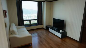 DOGO 30 Family | Sala de estar | Televisión de pantalla plana de 32 pulgadas con canales por cable