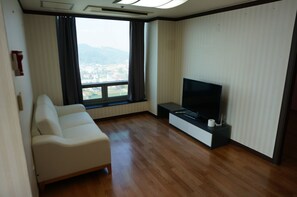 Familie appartement | Woonkamer | Een 32-inch flatscreentelevisie met kabelzenders en televisie