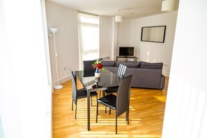 Appartement, 2 chambres | Aire de séjour | Téléviseur de 46 po avec télévision numérique, Netflix