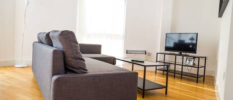 Apartamento, 2 quartos | Sala de estar | TV 46 polegadas com canais digitais, Netflix, serviços de streaming