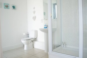 Apartment, 2 Bedrooms | Bathroom | Combined shower/tub, rainfall showerhead, free toiletries, hair dryer