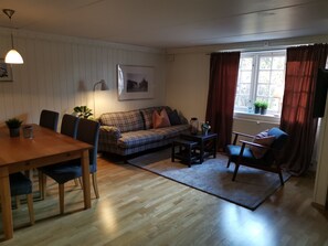 Drengestua | Living room | Flat-screen TV - Jomfruburet & Drengestua (Gran)