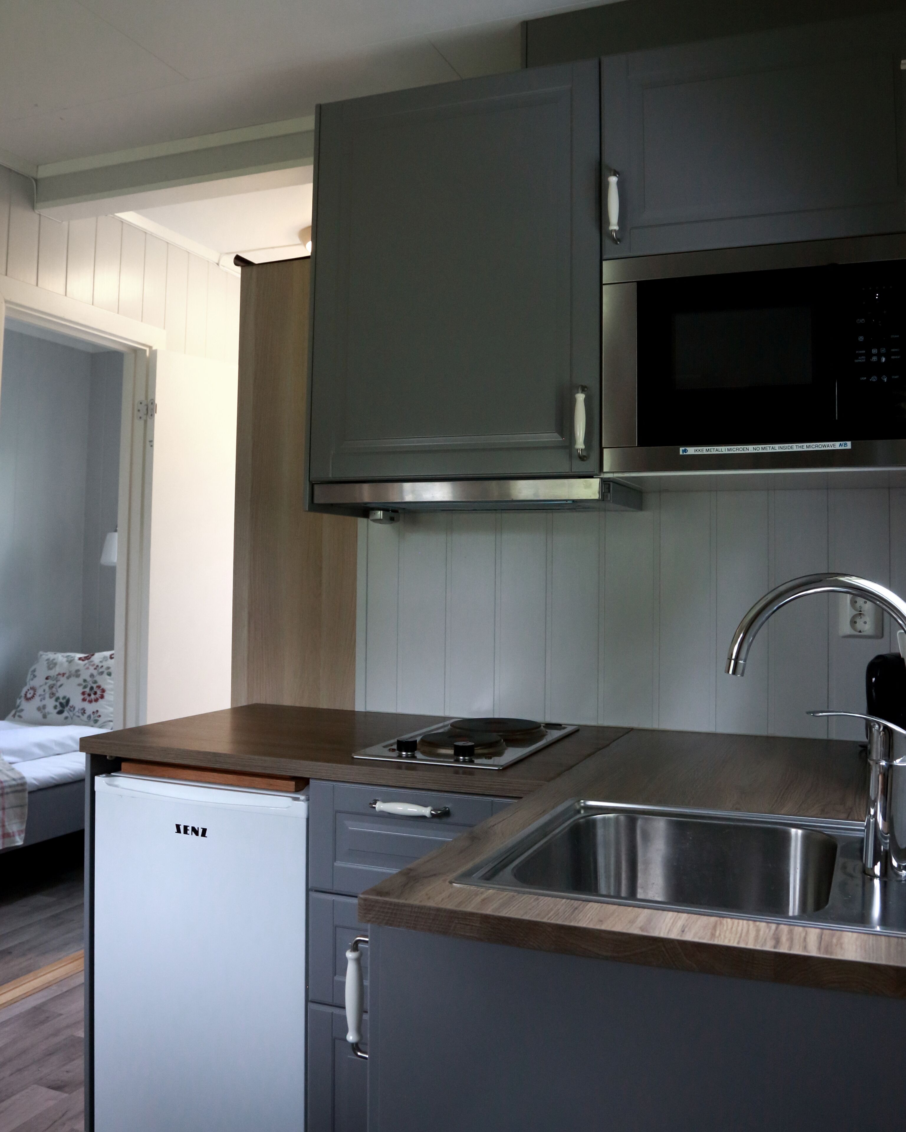 Pilegrimstua | Eget kjøkken | Kokeplater, oppvaskmaskin, kaffetrakter/tekoker og vannkoker