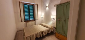 Quarto casal conforto (Room 2) | Cofres nos quartos, Wi-Fi de cortesia, roupa de cama