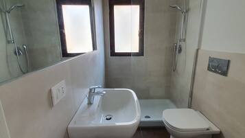 Comfort tweepersoonskamer (Room 4) | Badkamer | Gratis toiletartikelen, een haardroger, een bidet, handdoeken