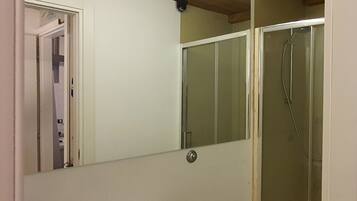 Comfort tweepersoonskamer (Room 2) | Badkamer | Gratis toiletartikelen, een haardroger, een bidet, handdoeken