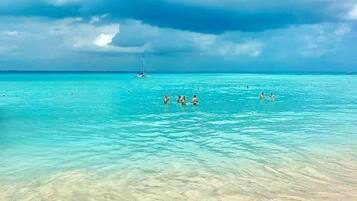 Una playa con agua turquesa cristalina y una orilla arenosa.