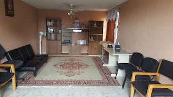 House, 4 Bedrooms, Smoking, Patio | Living room