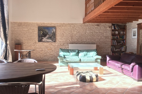 Televisión, reproductor de DVD y libros