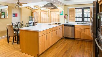 Superior House, 4 Bedrooms | Private kitchen | Full-size fridge, microwave, oven, stovetop