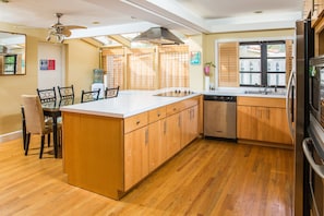 Superior House, 4 Bedrooms | Private kitchen | Full-sized fridge, microwave, oven, stovetop