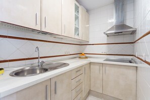 Frigorífico, microondas, placa de cocina y utensilios de cocina