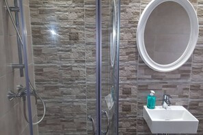 Casa, 1 camera da letto, fumatori, balcone | Bagno | Set di cortesia gratuito, asciugacapelli, asciugamani