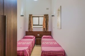2 bedrooms, desk - Blue Harbour 1 Seafront Holiday 2-bedroom Apartment With Terrace St Pauls Bay (St. Paul's Bay)