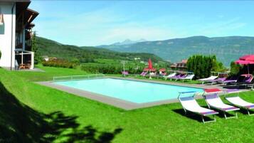 Piscina interna, piscina externa sazonal, funciona piscina, guarda-sóis