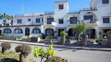 Room, Smoking, Balcony | Parking | Free self parking