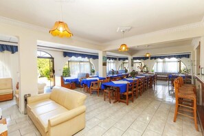 Room, Multiple Bedrooms, Smoking, Balcony | Dining