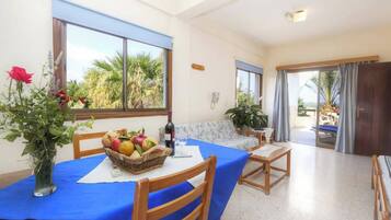 Room, Smoking, Balcony | Dining